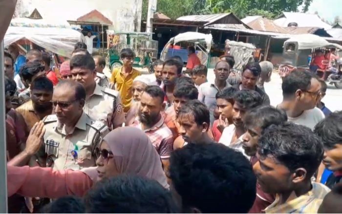 মাদক না পেয়ে টাকা ছিনতাইয়ের চেষ্টা, জনরোষে আটক মাদকদ্রব্য কর্মকর্তারা
