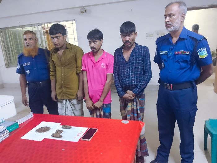 সরিষাবাড়ীতে সেনাবাহিনীর হাতে মাদকসহ তিনজন আটক 