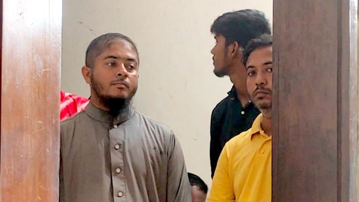 ৫ আগস্টে আমরা পুলিশ মেরে ঝুলিয়ে রেখেছি—সিগন্যাল দেওয়ায় ট্রাফিক সার্জেন্টকে হুমকি