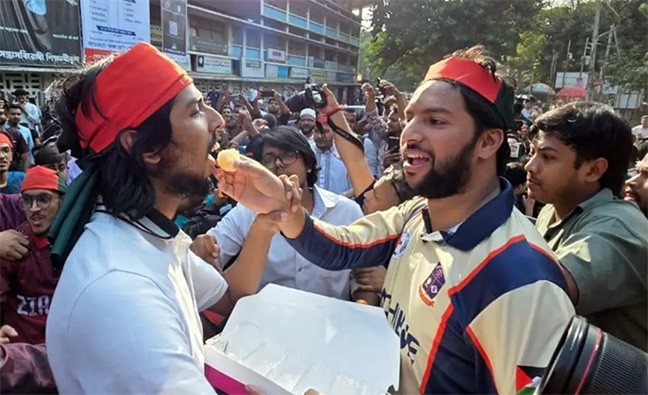 শেখ হাসিনার ফাঁসির রায়ে ট্রাইব্যুনালের সামনে মানুষের উল্লাস