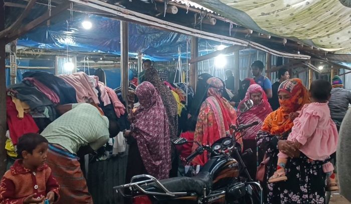 জীবননগরে শীতের তীব্রতা বেড়েই চলেছে, পুরাতন কাপড়ের দোকানে ক্রেতাদের ভিড়