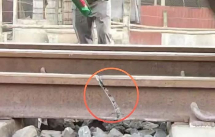 'অতিরিক্ত শীতে' নাটোরে রেললাইনে ফাটল, দ্রুত মেরামতের পর ট্রেন চলাচল স্বাভাবিক