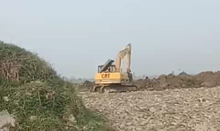 ধামরাইয়ে ফসলি জমির মাটি কাটার দায়ে ভেকু জব্দ