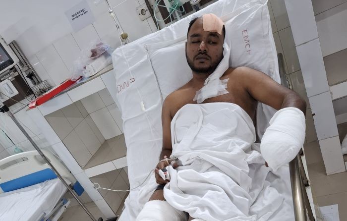 ধামরাইয়ে ইউপি সদস্যের ছেলের চুরির বিচার করায় তিনজনকে কুপিয়ে জখম
