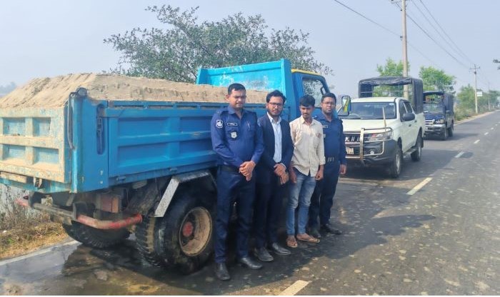 বাঁশখালী‌তে অ‌বৈধ বালুবোঝাই মিনি ড্যাম্পার ট্রাক জব্দ, ৫০হাজার টাকা জ‌রিমানা
