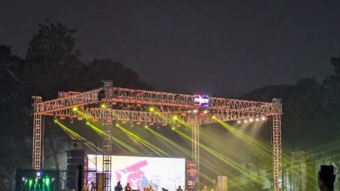 ডাকসু নেতার ‘কোটা না সংস্কার’ স্লোগানের বিপরীতে শিক্ষার্থীদের ‘ইউরেনিয়াম’ বলে পাল্টা স্লোগান