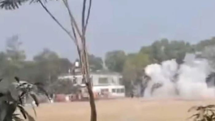 মুন্সীগঞ্জে ভোটকেন্দ্রের সামনে ককটেল বিস্ফোরণ: ১৫ মিনিট ভোট গ্রহণ বন্ধ
