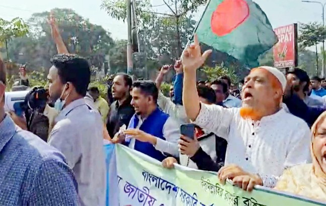 পে স্কেলের দাবিতে উত্তাল আগারগাঁও, ইসি ভবনের সামনে বিক্ষোভ (ভিডিও)