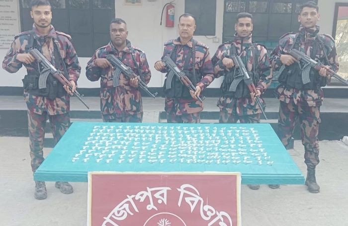 সীমান্তে ভুট্টাক্ষেত ঘিরে বিজিবির অভিযান, বিপুল ভারতীয় নিষিদ্ধ ডিএন টাইট কীট জব্দ