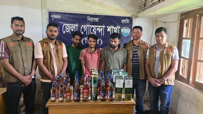 নোয়াখালীতে ৩৯ বোতল বিদেশি মদসহ গ্রেপ্তার ৩ 