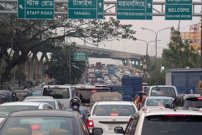রাজধানীর সড়কে তীব্র যানজট, ইফতারের আগে হাজারো মানুষের ভোগান্তি