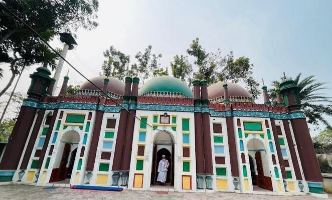 কুমিল্লার ঐতিহ্যবাহী শতবর্ষী তিন গম্বুজ মসজিদ