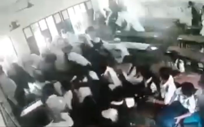 লক্ষ্মীপুরে বিদ্যালয়ে ক্লাস চলাকালীন ছাদের ভিম ধসে ৫ ছাত্রী আহত