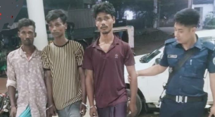 বাঁশখালীর কালীপু‌রে ৩ ইয়াবা সেবন কারীকে আটক ক‌রে‌ছে পু‌লিশ