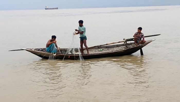 দুই মাস পর আজ মধ্যরাত থেকে ভোলার মেঘনা-তেঁতুলিয়ায় ইলিশ শিকারে নামবে দুই লক্ষ জেলে