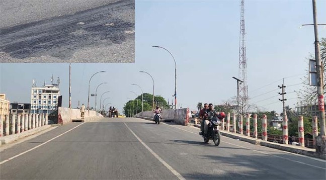 তাপমাত্রা ৪০ ডিগ্রি ছুঁইছুঁই, চুয়াডাঙ্গায় রাস্তায় গলছে পিচ