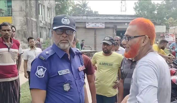 কপিলমুনিতে পুলিশের তত্বাবধানে ১৪০ টাকা দরে জ্বালানি তেল বিক্রি