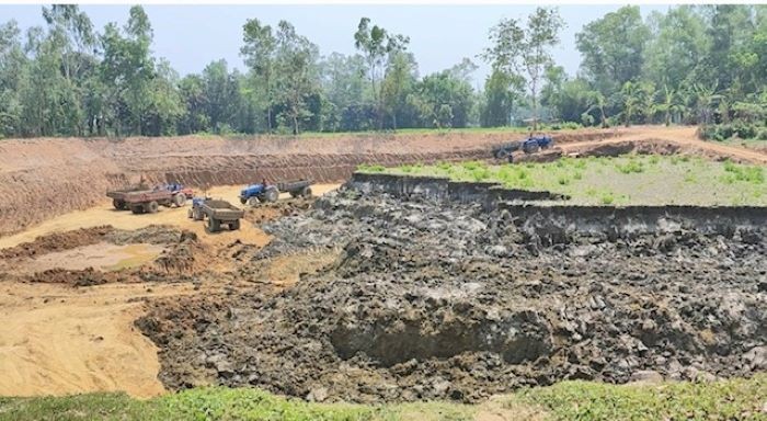 আদমদীঘিতে মাটি খেকোদের কাছে জিম্মি এলাকাবাসী, নিরব ভূমিকায় প্রশাসন