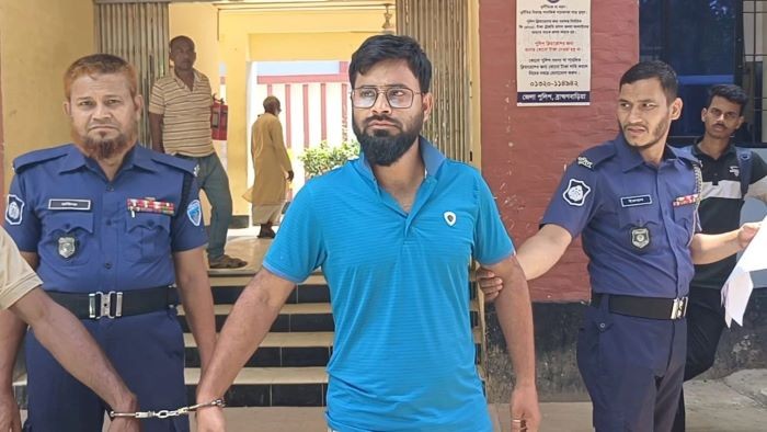 প্রকৌশলীকে বাঁশ দিয়ে ধাওয়া, ঠিকাদারের ম্যানেজার গ্রেপ্তার
