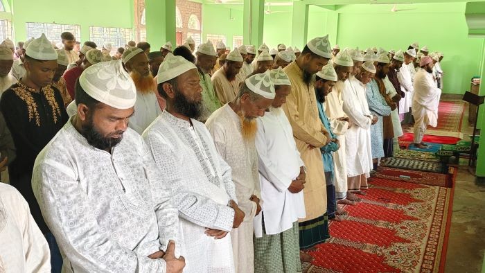 সৌদি আরবের সাথে মিল রেখে আজ পটুয়াখালীর ২৫ গ্রামে ২৫ হাজার মানুষ পালন করছে ঈদুল আযাহা
