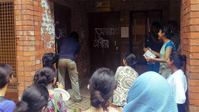 ধর্ষণচেষ্টার ঘটনায় উত্তাল জাবি, প্রক্টরের পদত্যাগ দাবি