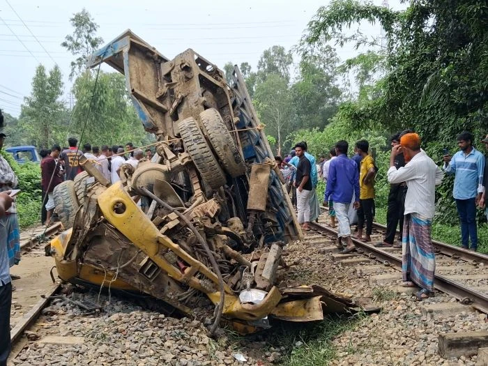 মিরসরাইয়ে ট্রেনের ধাক্কায় ছিন্নভিন্ন বালুবাহী পিকআপ 