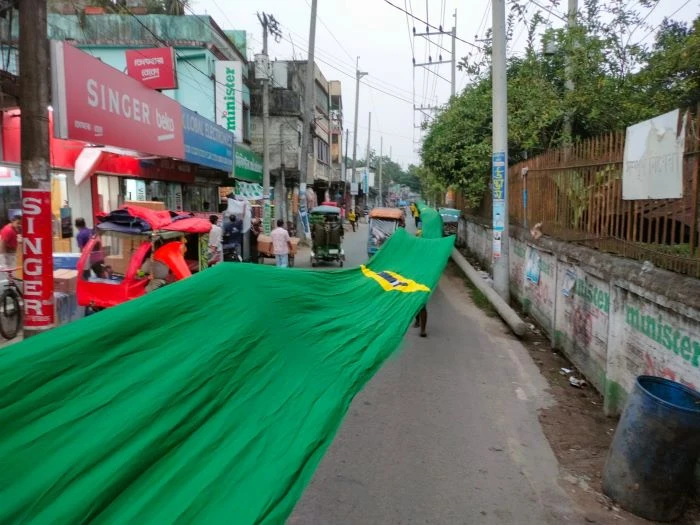 পলাশে ১২০০ ফুট পতাকা নিয়ে ব্রাজিল সমর্থকদের র‍্যালী
