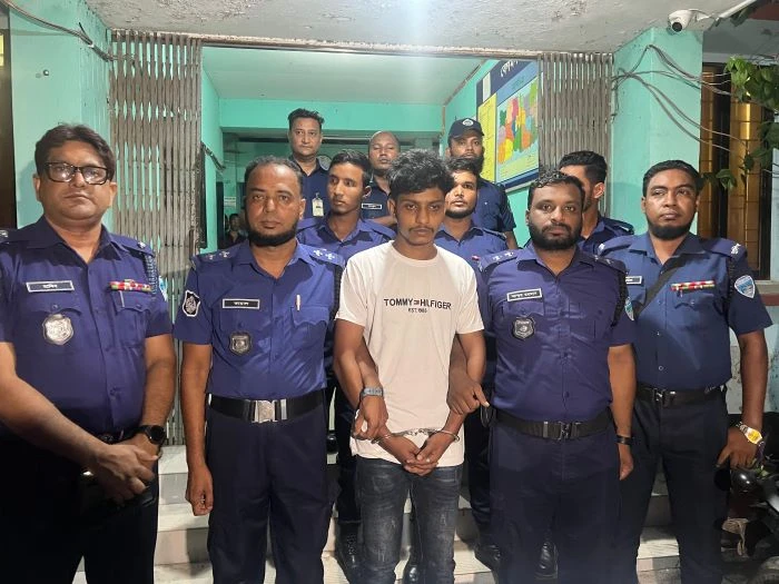 নোয়াখালীতে এক তরুণের কোমরে ৩ পিস্তল, গ্রেপ্তার করলো পুলিশ