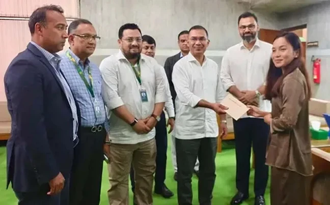 ঋতুপর্ণার হাতে গৃহ নির্মাণের চেক তুলে দিলেন প্রধানমন্ত্রী