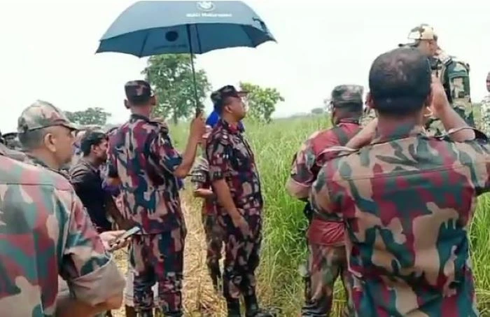 সাপাহার সীমান্তে ঠেলে পাঠানোর চেষ্টা ব্যর্থ, সীমান্তের আলো নিভিয়ে ১৭ জনকে ফেরত নিল বিএসএফ